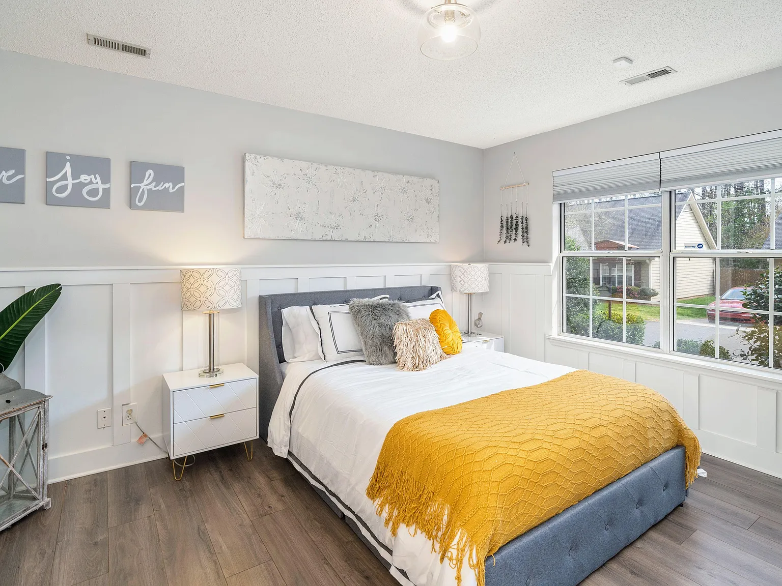 3 bed, 2.0 bath, 1355 sqft, $1,455 — Photo 2