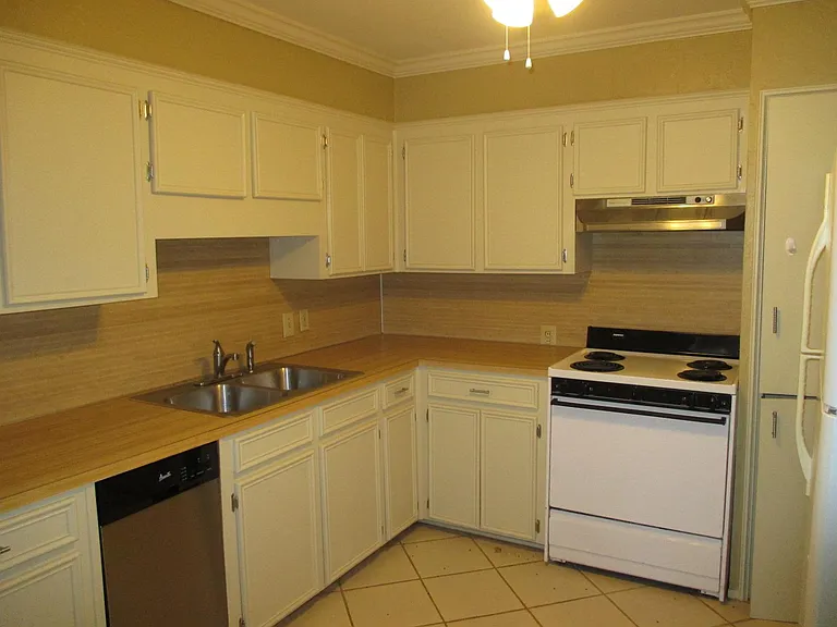 588 Ockley Dr — Photo 3