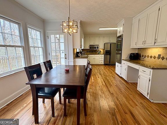 4th image of 275 Sageglen Rd