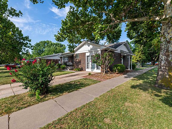 3rd image of 901 S Drury Ln