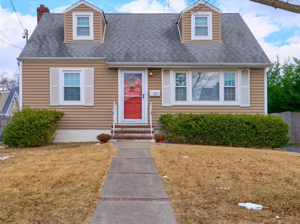 692 S 5th Street, Lindenhurst, NY 11757