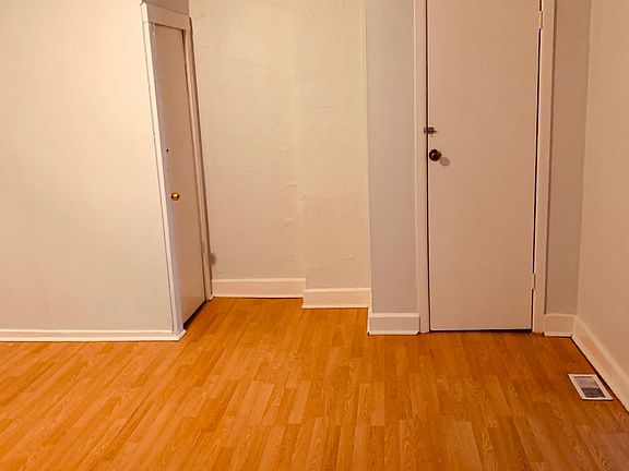 5th image of 3823 Iowa Ave #1