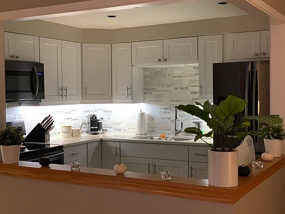 4th image of 9731 Fox Glen Dr #2M