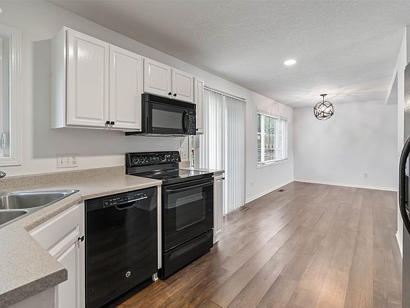 4th image of 2420 Pine Ct