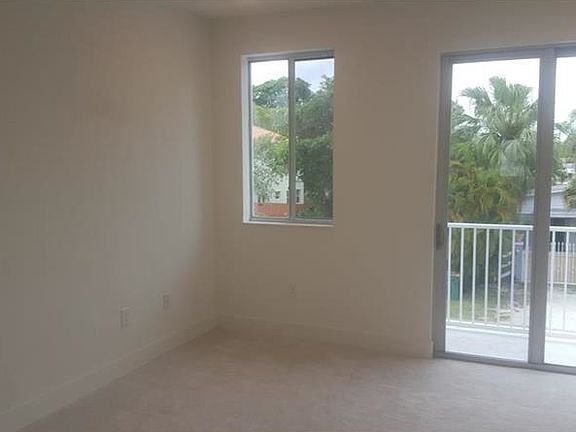5th image of 19208 NE 25th Ave APT 304