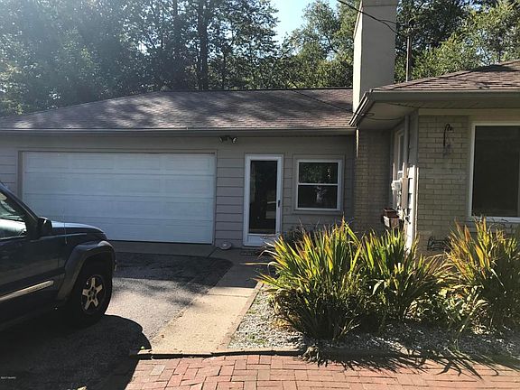 4th image of 102 Cherry Hill St