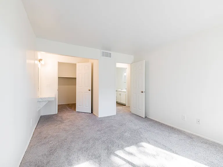 Knollwood Village Apartments — Photo 36