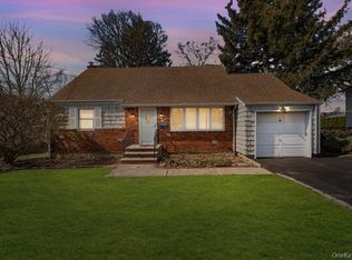 10 Wallace Drive, Plainview, NY 11803