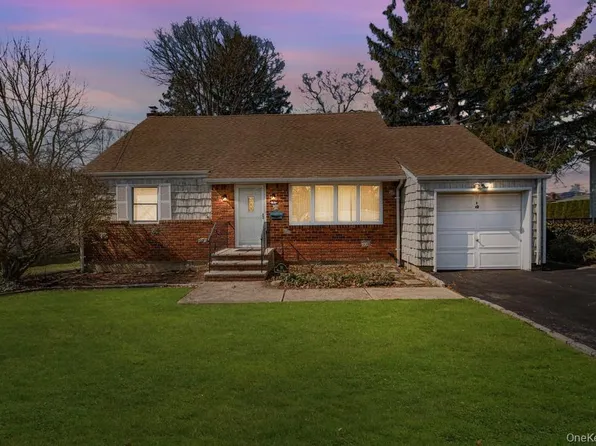 10 Wallace Drive, Plainview, NY 11803