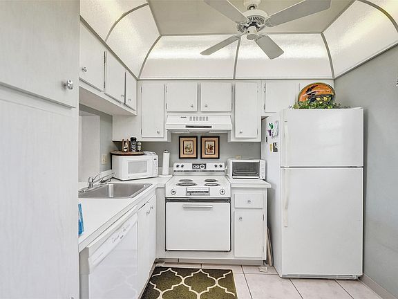 4th image of 9430 Poinciana Place #112