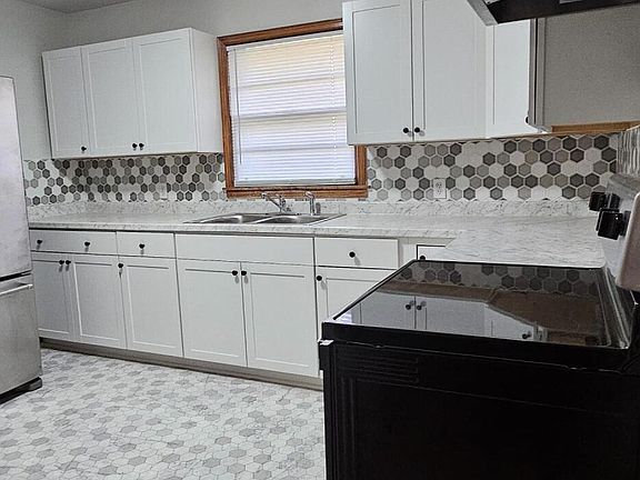 4th image of 122 Greyson St