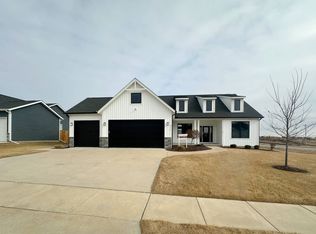 6773 Jakes Ln, Bettendorf, IA 52722