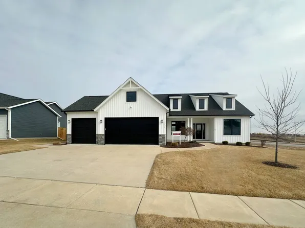 6773 Jakes Ln, Bettendorf, IA 52722
