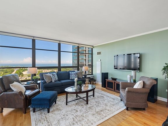 5th image of 1600 S Prairie Ave #1402
