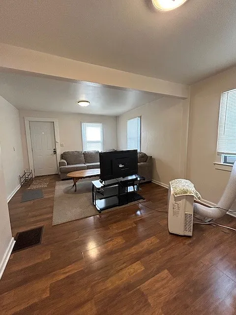 3 bed, 912 sqft, $1,400 — Photo 3