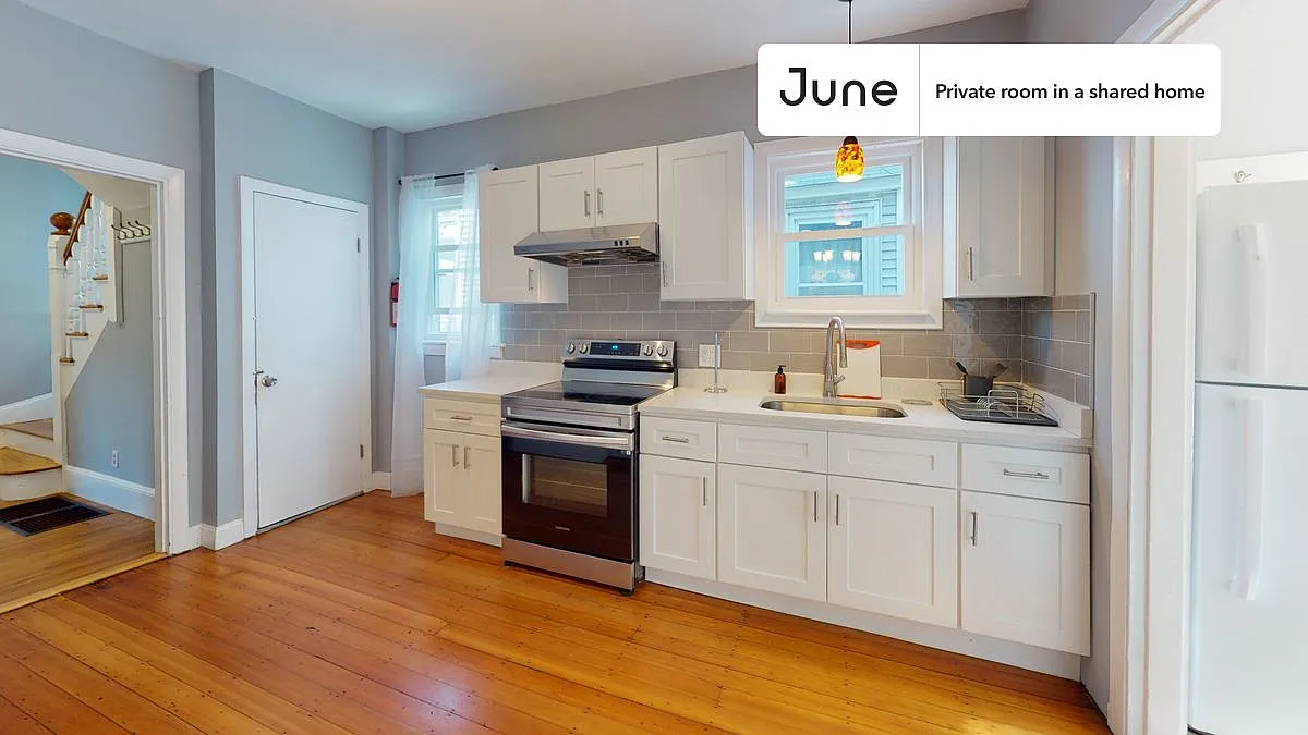 Queen bedroom in 7 bed/2 bath home in Allston #1321 G — Photo 3