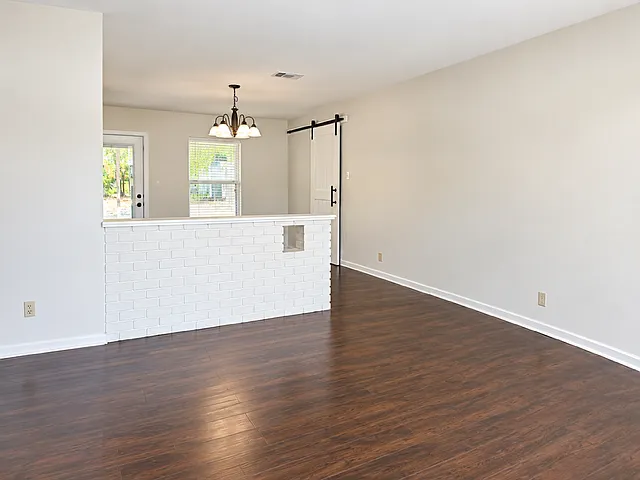 3 bed, 1367 sqft, $1,950 — Photo 2
