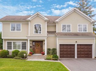 1 School House Ln, Syosset, NY 11791