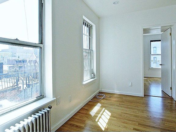 2nd image of 37 1/2 Saint Marks Pl APT E3