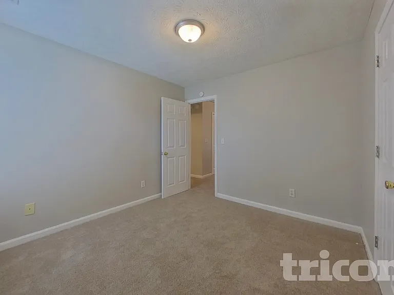 936 Edgewood Ln — Photo 14