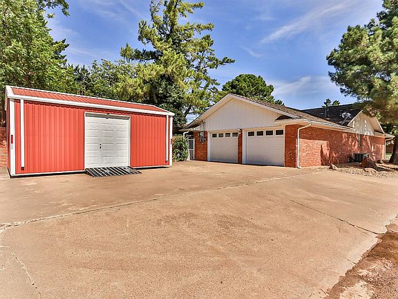 3rd image of 202 Tanglewood Ln
