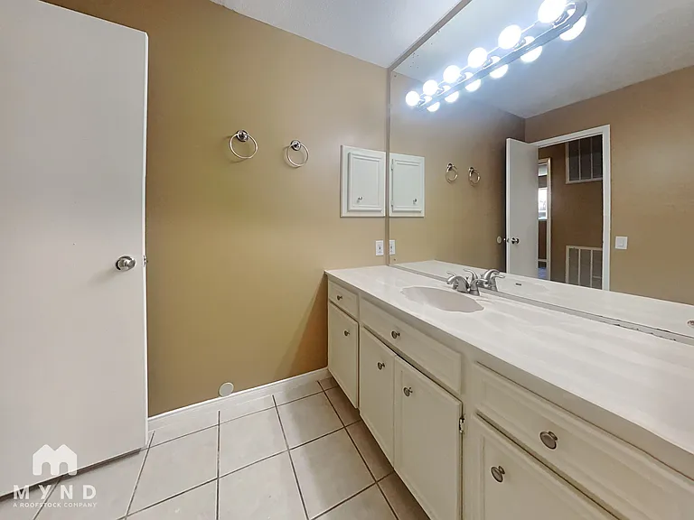 2103 Woodland Springs St — Photo 15