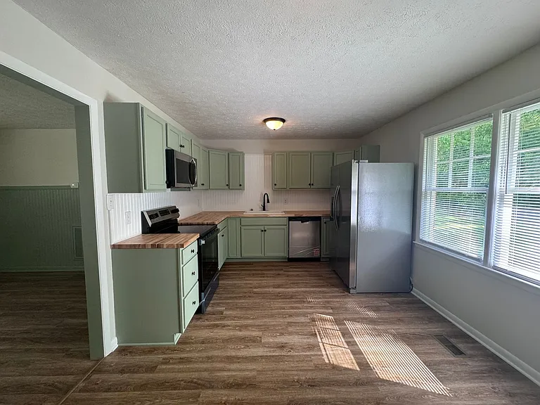 652 Monagan St — Photo 7