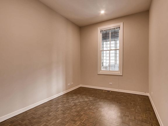 5th image of 3043 N Kenmore Ave APT 1R