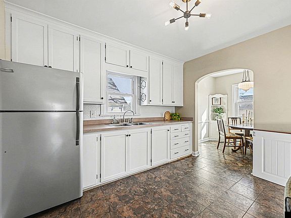 3rd image of 415 S Jackson St