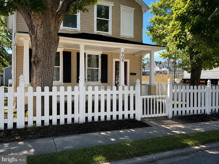 909 Corbett St — Photo 3