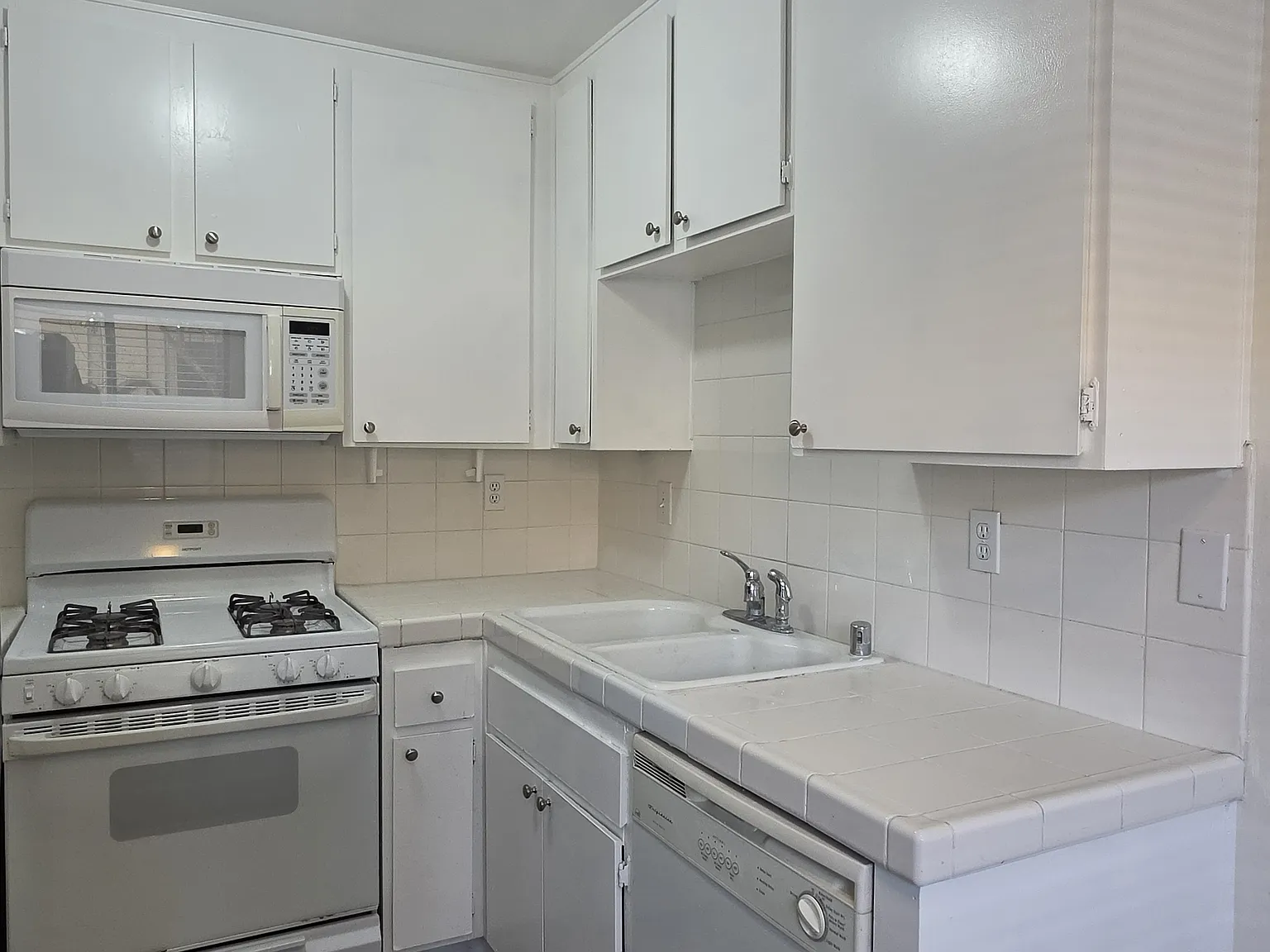 2 bed, 926 sqft, $2,600 — Photo 1