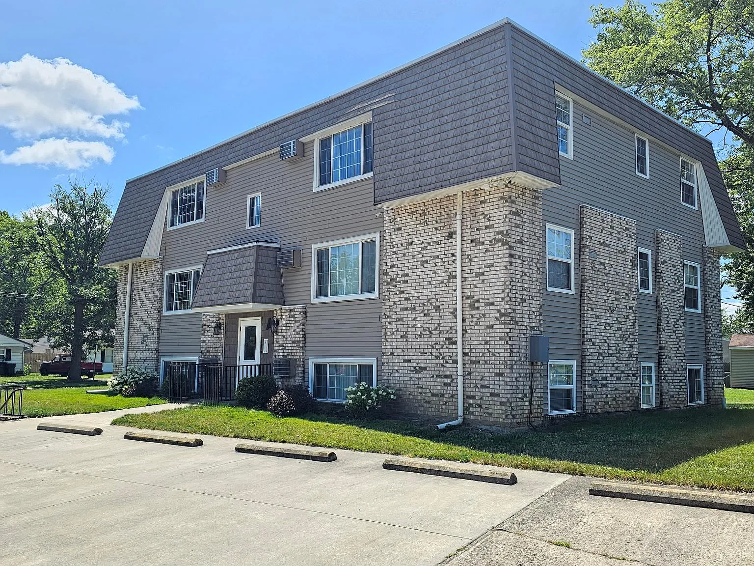 Wesley Court Apartments — Photo 1