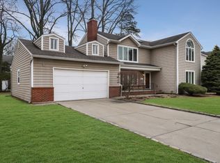 83 Jackson St, Garden City, NY 11530