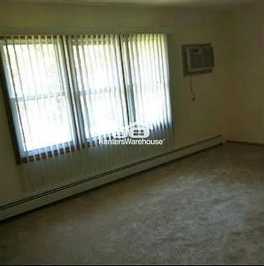 1047 Thorndale Ave — Photo 12