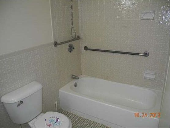 5th image of 756 Quaker Ln APT 304A