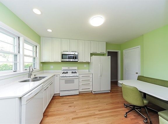 4th image of 1115 Vernon Dr
