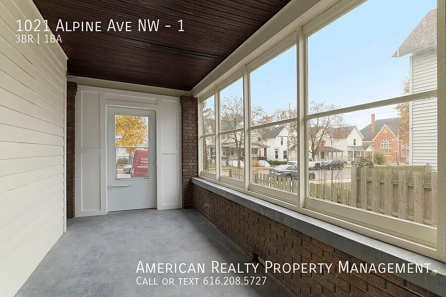 Building Photo - 1021 Alpine Ave NW #1