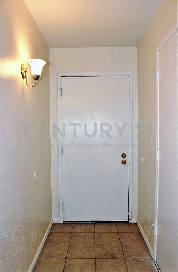 Charming 3/2/2 on Corner Lot in Grand Prairie For Rent! — Photo 2