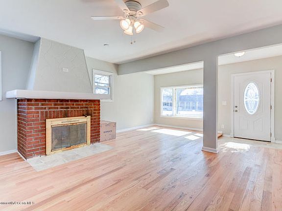 3rd image of 110 Beach Ave