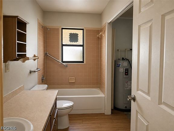 3rd image of 406 San Diego St