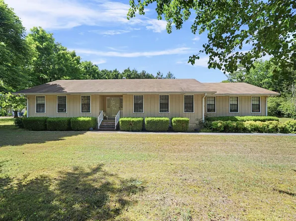 629 Falls View Dr, Hixson, TN 37343