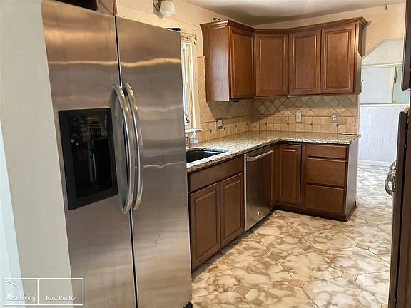 4th image of 27341 Beechurst St