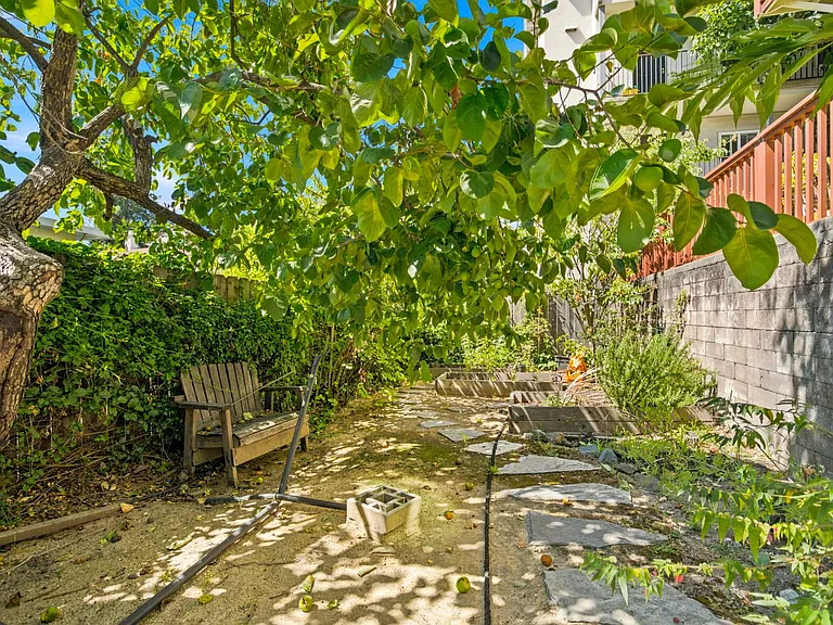 864 Erie St — Photo 29