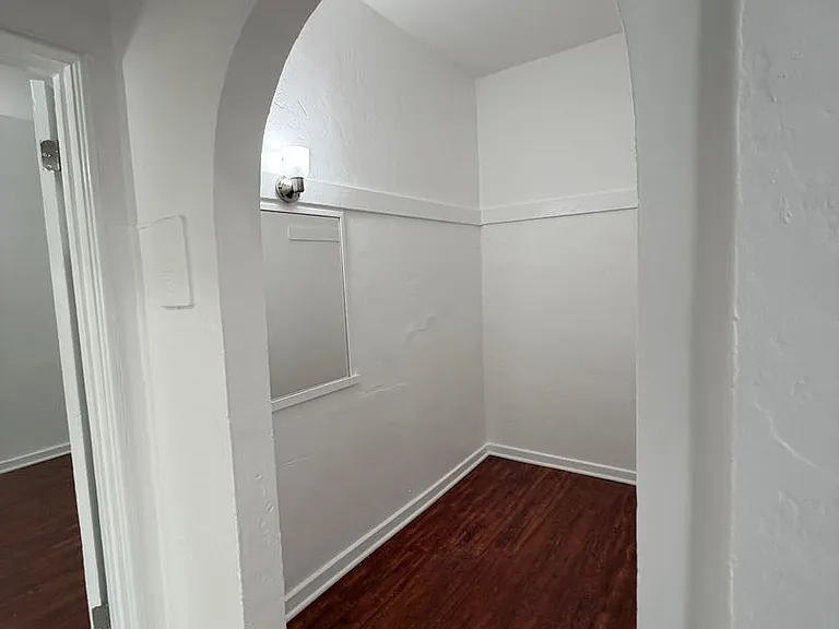 512 N Alexandria Ave — Photo 8