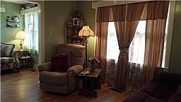 COMFORTABLE LIVING ROOM