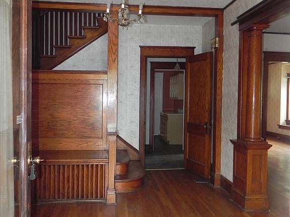 2nd image of 3200 Central St