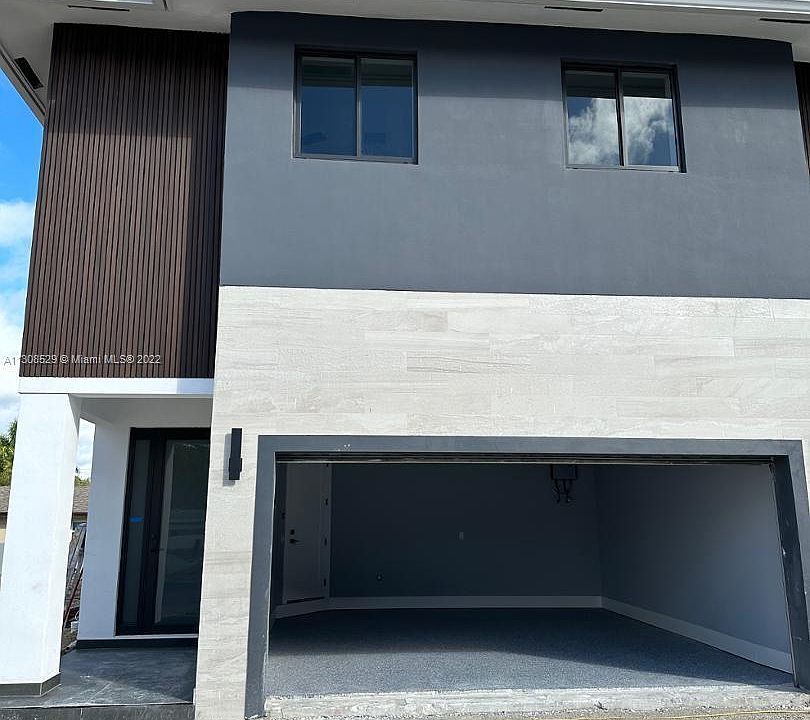 1st image of 4629 SW 32nd Ave #1