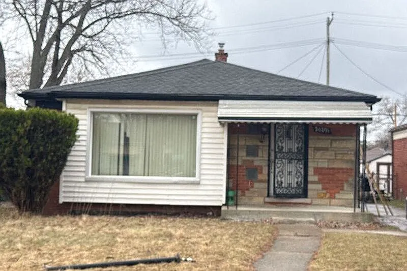 20291 Plainview Ave photo 1