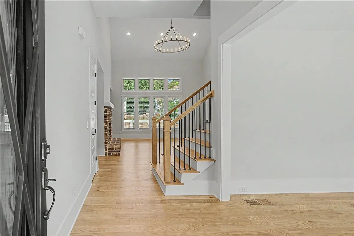 6 bed, 6012 sqft, $4,995 — Photo 3