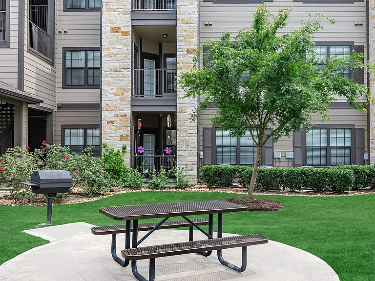 Willow Creek Apartments — Photo 27